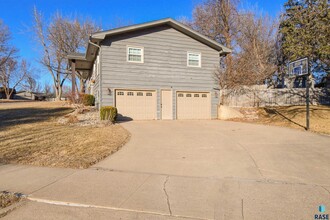 1801 E Otonka Trail in Sioux Falls, SD - Building Photo - Building Photo