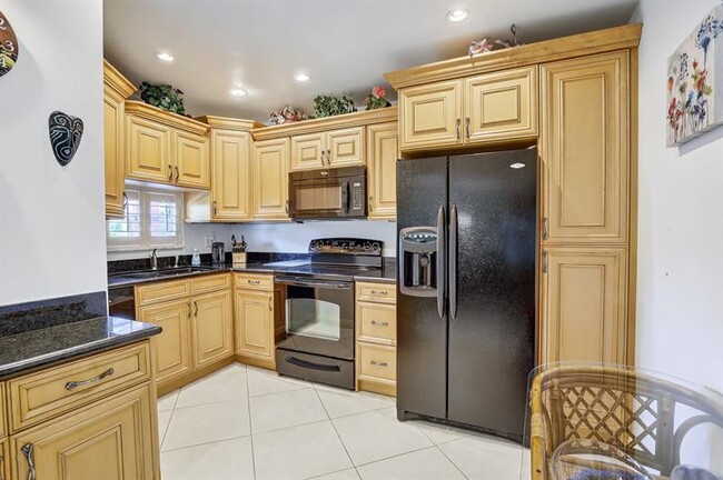 820 S Hollybrook Dr in Pembroke Pines, FL - Building Photo - Building Photo