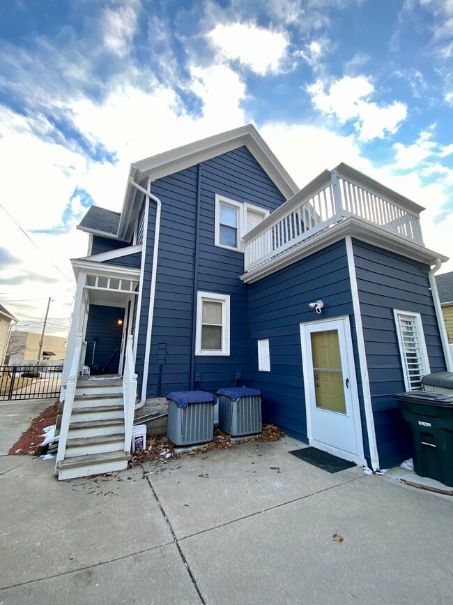 6902 Saint James St, Unit B in Wauwatosa, WI - Building Photo - Building Photo