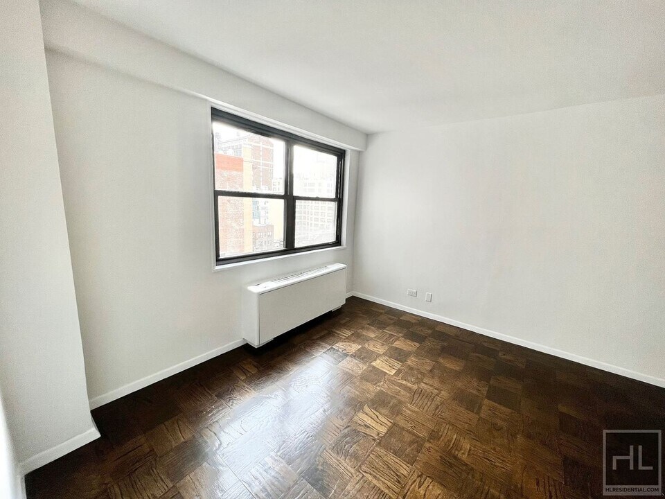 E 16 ST in New York, NY - Building Photo