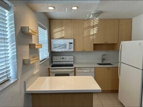 110 SE 2nd St, Unit 203 in Hallandale Beach, FL - Building Photo - Building Photo