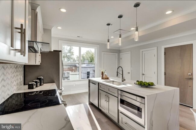 631 Florida Ave NE, Unit B-Downstairs in Washington, DC - Foto de edificio - Building Photo
