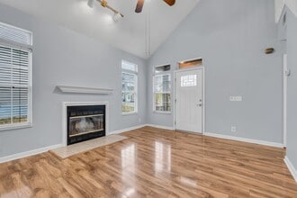 5904 Colchester Dr in Hermitage, TN - Foto de edificio - Building Photo