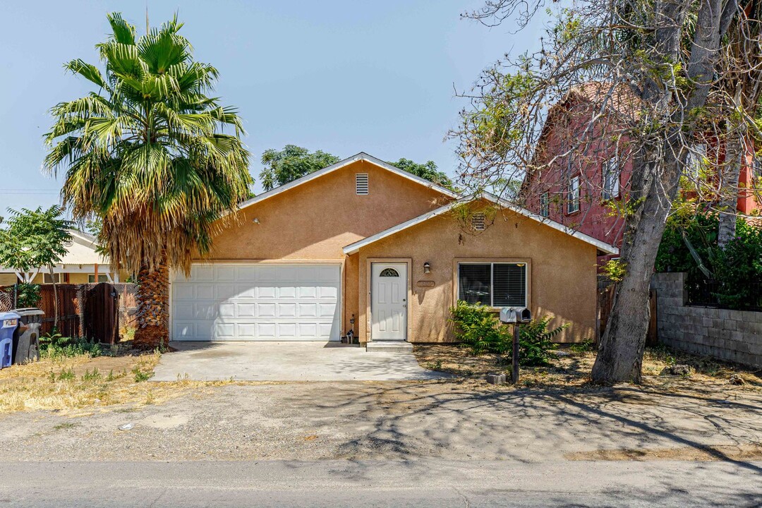 1437 Nadine Ave in Modesto, CA - Building Photo