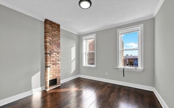 210 N Glover St in Baltimore, MD - Foto de edificio - Building Photo