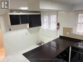 33 Ashwood Crescent in Brampton, ON - Building Photo - Building Photo