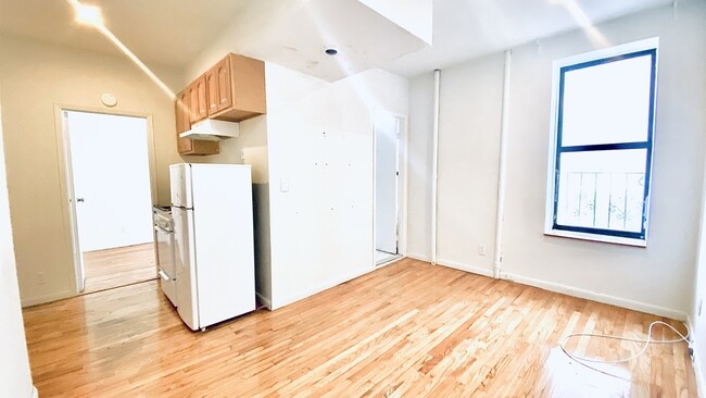 328 W 44TH ST in New York, NY - Building Photo - Building Photo