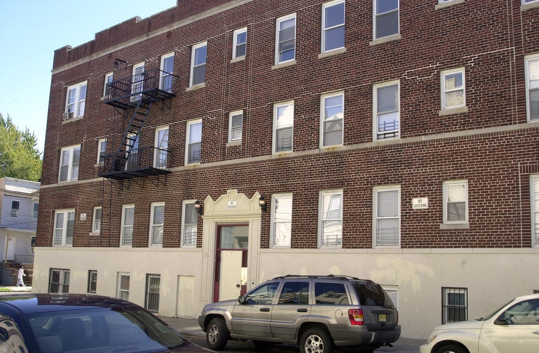 1 Roosevelt Ter in Irvington, NJ - Building Photo