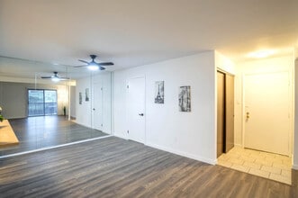 800 Brook Dr in Streamwood, IL - Building Photo - Building Photo