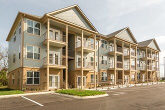 Madison Crest Apartment Homes in Madison, TN - Foto de edificio - Building Photo
