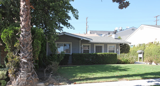 725 E Magnolia Blvd in Burbank, CA - Building Photo - Building Photo