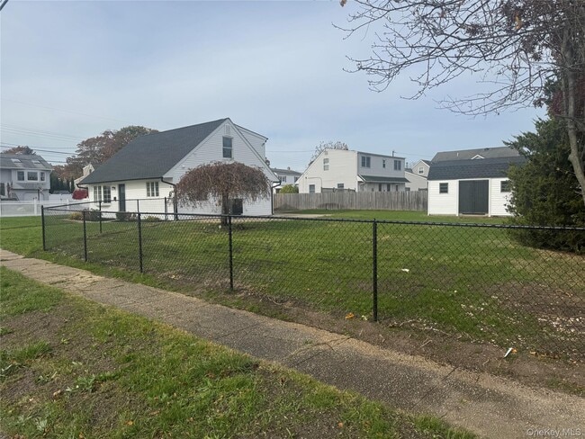 10 Vermont St in Lindenhurst, NY - Building Photo - Building Photo