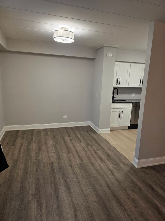 2025 W Granville Ave, Unit 104 in Chicago, IL - Building Photo - Building Photo