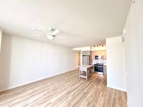 452 SW 2nd St, Unit 13 in Miami, FL - Foto de edificio - Building Photo