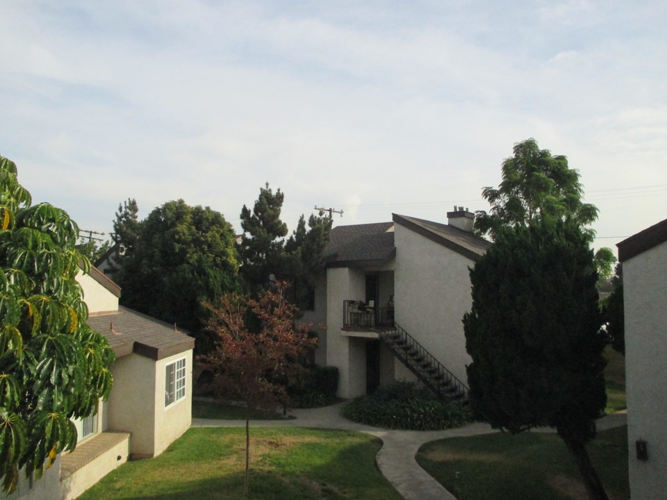 Pinery Apartments in Azusa, CA - Foto de edificio