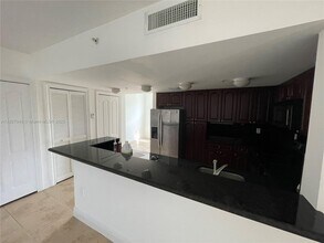 120 Douglas Rd in Coral Gables, FL - Building Photo - Building Photo