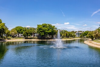 THE RETREAT AT VISTA LAKE in Ft. Myers, FL - Foto de edificio - Building Photo