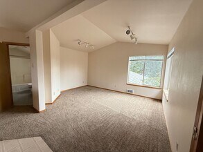 1121 NE Hidden Valley Dr in Bend, OR - Building Photo - Building Photo