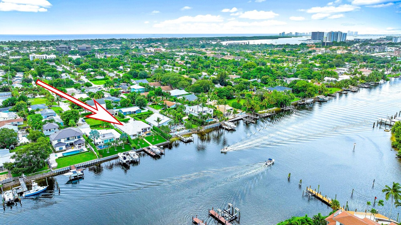 2117 N Suzanne Cir in North Palm Beach, FL - Foto de edificio