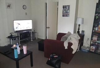 38 Middle St, Unit 1 in Orono, ME - Foto de edificio - Building Photo