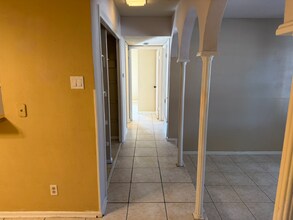 170 De Chantle Rd in San Antonio, TX - Foto de edificio - Building Photo