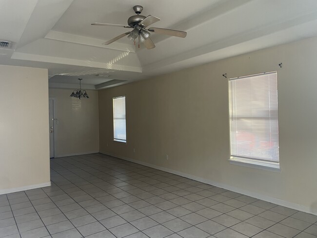 1805 W Bronze St, Unit D in Pharr, TX - Foto de edificio - Building Photo