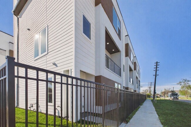 2417 Harrington St in Houston, TX - Foto de edificio - Building Photo