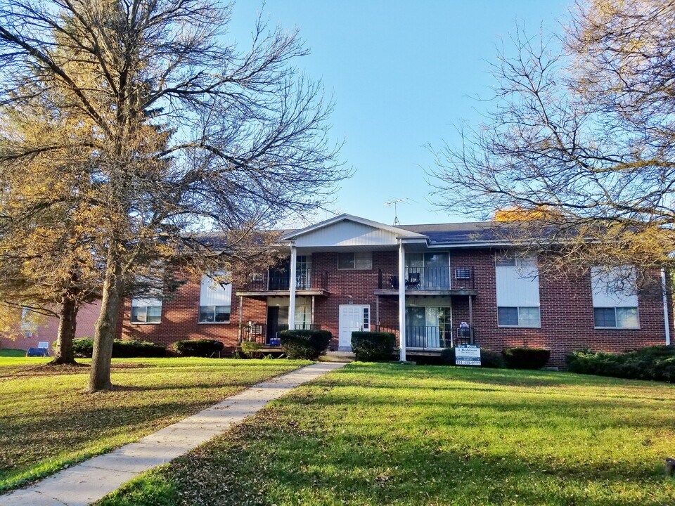 204 Williamsburg Dr in Thiensville, WI - Foto de edificio