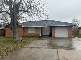 208 Walnut St in Lake Jackson, TX - Building Photo
