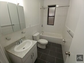 W 178 St, Unit 41 in New York, NY - Foto de edificio - Building Photo