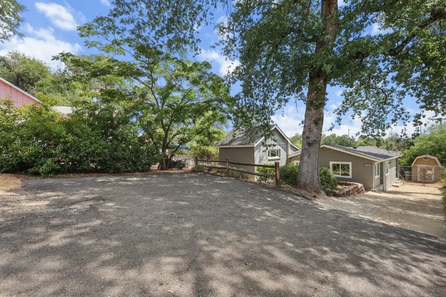 2415 West St in Redding, CA - Foto de edificio - Building Photo