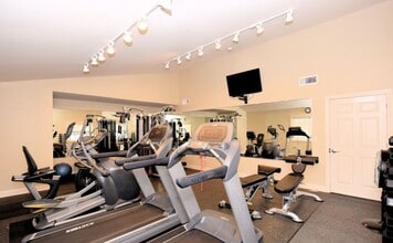 542 Pewaukee Rd, Unit A in Pewaukee, WI - Building Photo - Building Photo