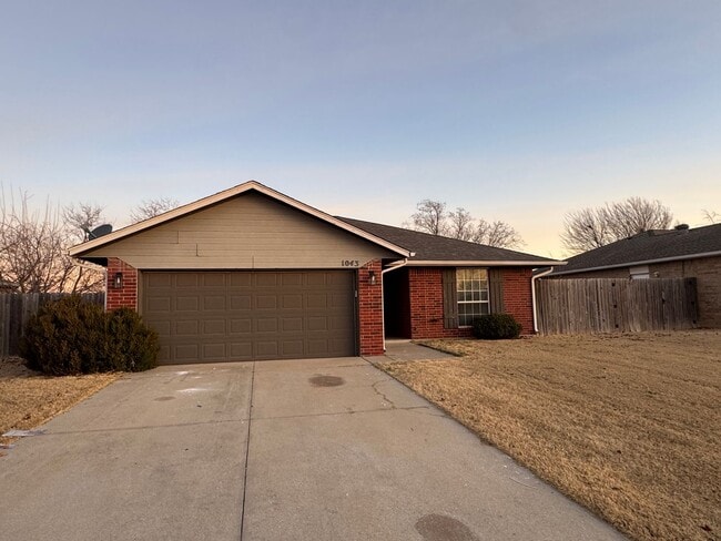 1043 NW 19th St in Moore, OK - Building Photo - Building Photo