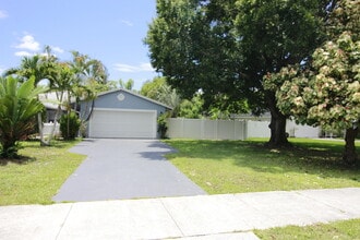 134 Sparrow Dr in Royal Palm Beach, FL - Building Photo - Building Photo