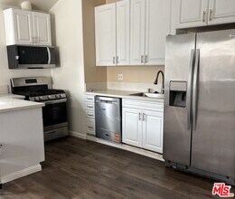 7467 N Forbes Ave in Lake Balboa, CA - Building Photo - Building Photo