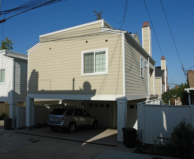 612-612 1/2 Poinsettia Ave in Corona Del Mar, CA - Foto de edificio - Building Photo