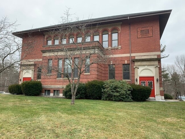 1098 Stafford St in Leicester, MA - Building Photo - Building Photo