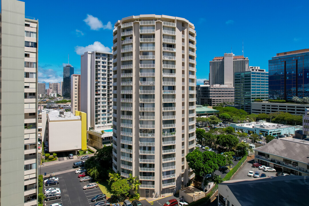 Holiday Village Condominium in Honolulu, HI - Building Photo