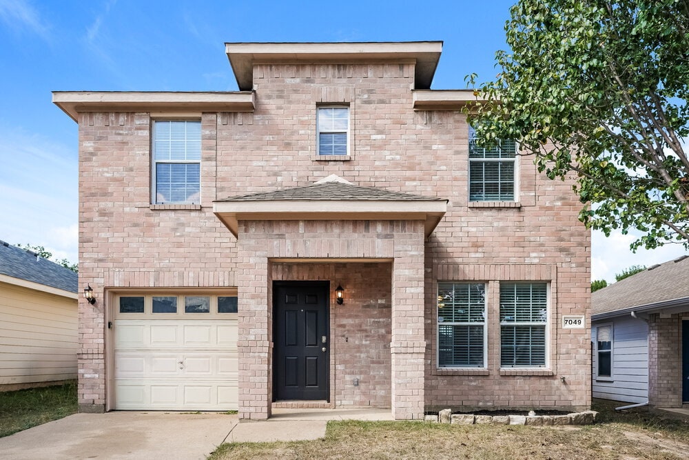 7049 Wax Berry Dr in Dallas, TX - Building Photo