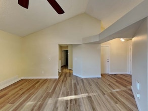 7736 Halleys Dr in Littleton, CO - Foto de edificio - Building Photo