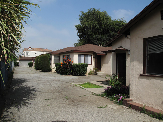 215 N Alhambra Ave in Monterey Park, CA - Building Photo - Building Photo