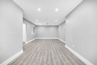 645 NE 149th St, Unit 645 in Miami, FL - Foto de edificio - Building Photo