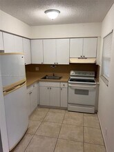 220 NE 40th St in Oakland Park, FL - Building Photo - Building Photo