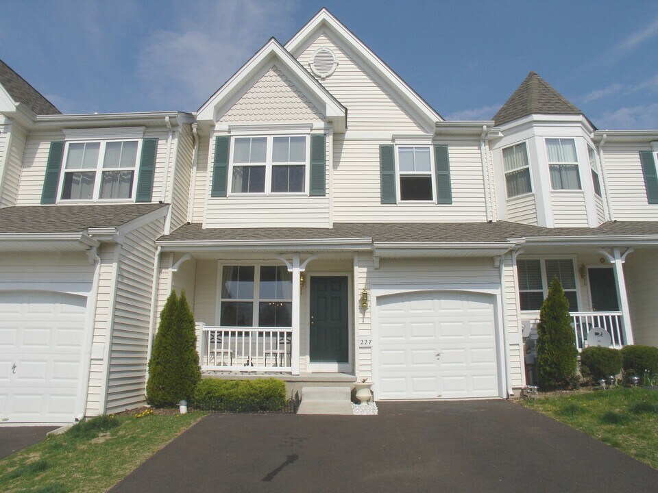 227 Hamilton St in Chalfont, PA - Foto de edificio