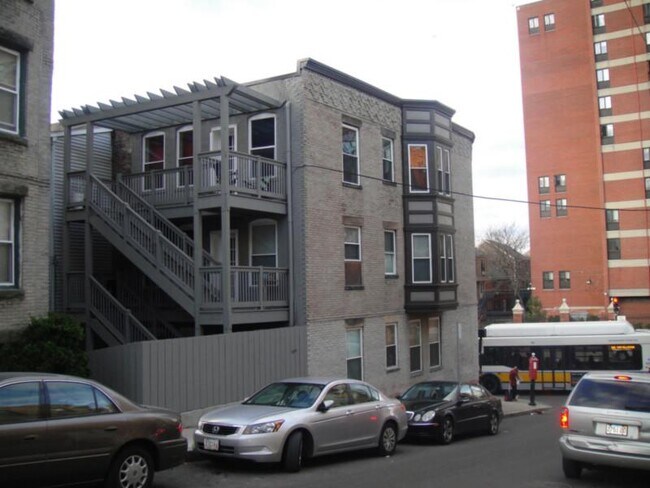 832 Huntington Ave, Unit 2 in Boston, MA - Building Photo - Building Photo