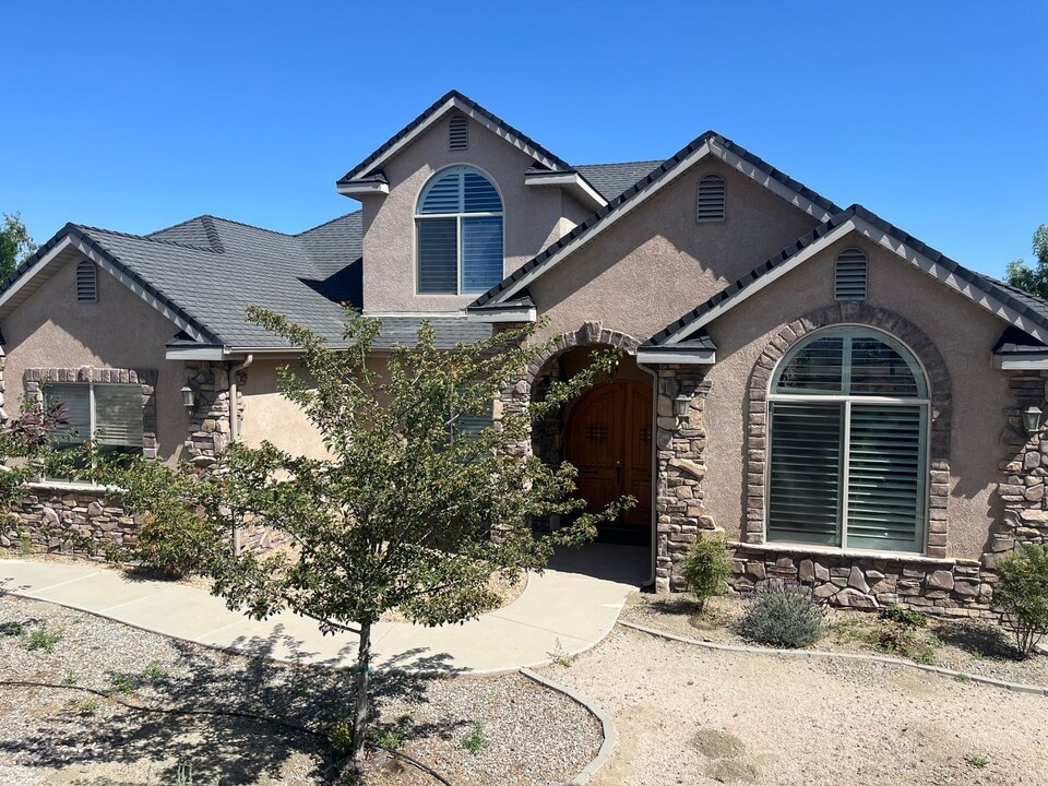 26701 Skyline Dr in Tehachapi, CA - Building Photo