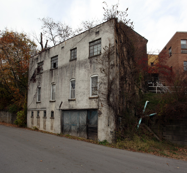 210 Cleveland Ave in Fairmont, WV - Foto de edificio