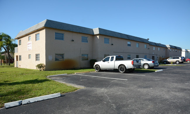 Crystal Lake Apartments in Pompano Beach, FL - Foto de edificio - Building Photo