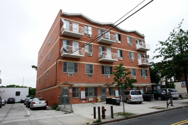 3215 Linden Pl in Flushing, NY - Foto de edificio - Building Photo