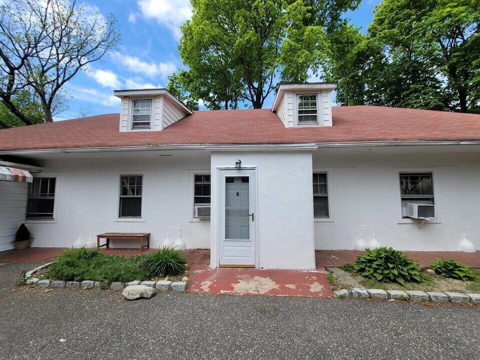 50 Lisa Dr in Northport, NY - Building Photo